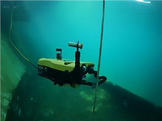 Robot lặn dưới nước <br/>điều khiển từ xa (ROV)